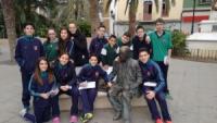 Els alumnes de primer mostren el poble a la seua tutora